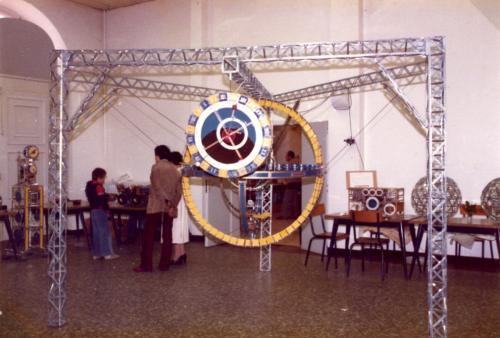 Astrolabe d'Orly suspendu à son portique entièrement en Meccano... (A. Jordan)
