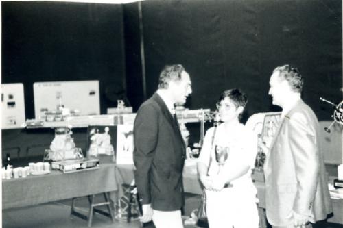M. Perraut avec la représentante de la sté Meccano et le conservateur du Musée