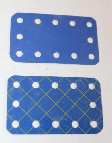 N°188-Meccano haut-bleu croisillonné-coins arrondis