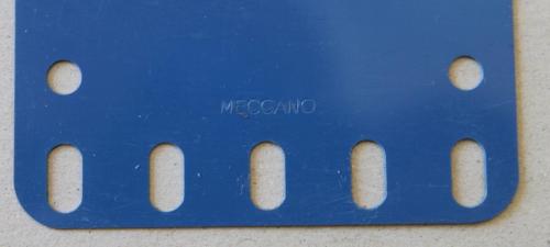 N°194e-Meccano bas-Avec trou central-bleu
