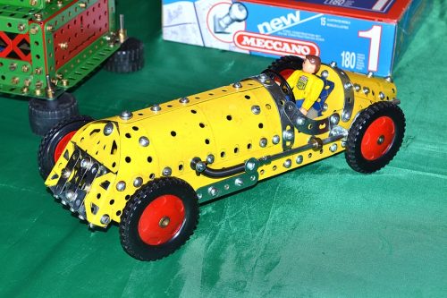 35- Gros plan sur la voiture de course