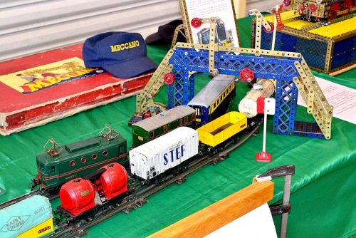 19- Trains Hornby et passerelle a signaux en Meccano