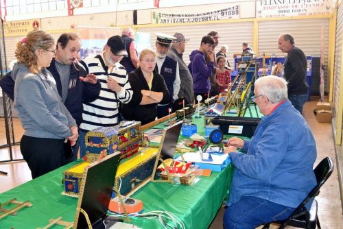 28- Des visiteurs intéressés par les constructions de Jean