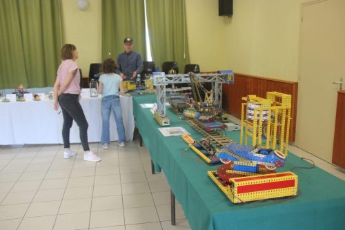 8- La table de Claude