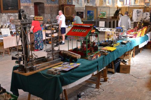 18- Le toboggan à balles et l'atelier sur la table de Bernard