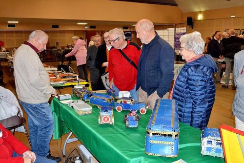 4- Alain et et visiteurs intéressés