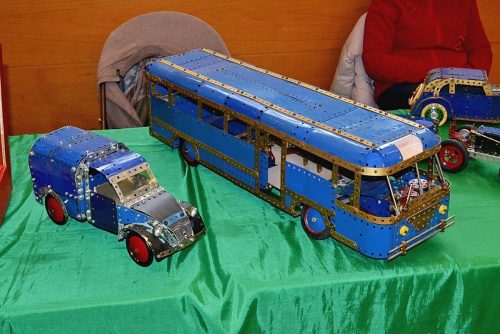 5- La 2 CV et lautocar d’Alain