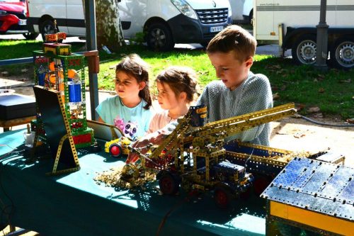 5 Des enfants intéressés